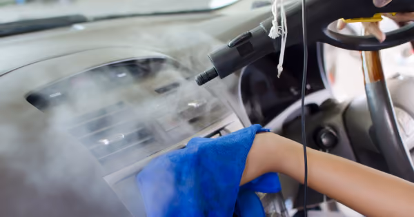 aplicação de produto de estética automotiva para higienizar o ar condicionado