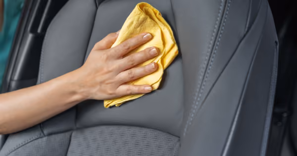 Passo a passo para hidratar couro de carro com produto automotivo