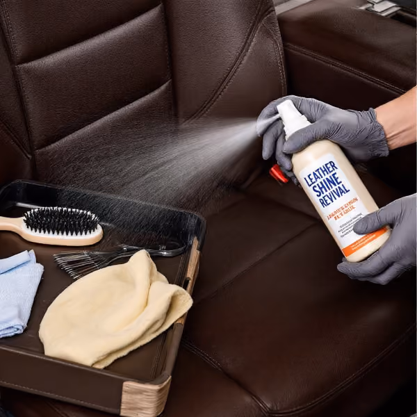 Detalhe do uso de produtos para limpar e hidratar couro.