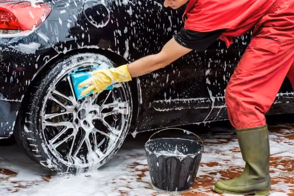 Aplicação de produtos para lavagem ecológica automotiva