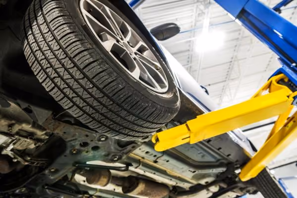 Elevador para estética automotiva facilitando a execução dos serviços