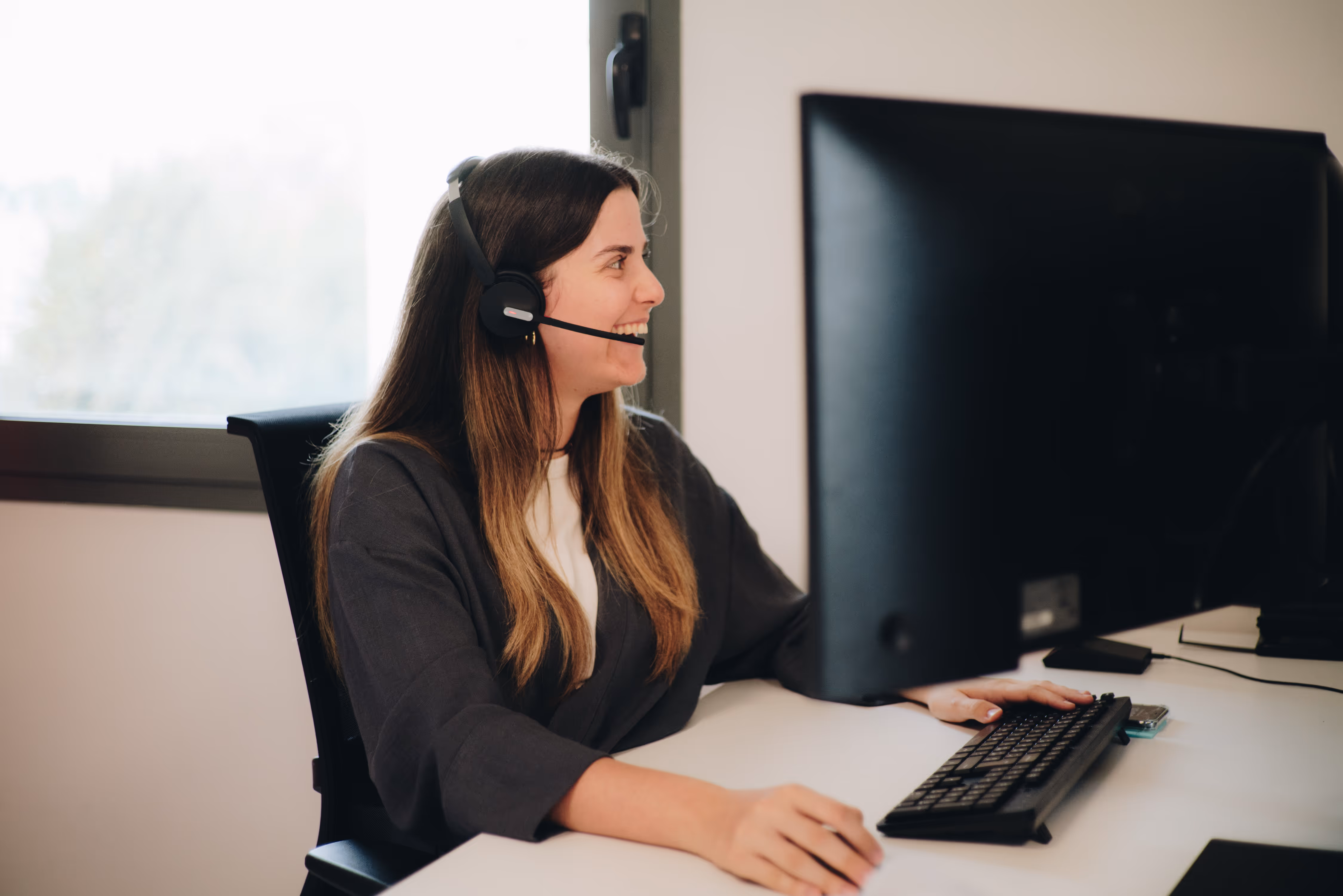 Tecnico NOC al lavoro per offrire supporto IT e assistenza cloud rapida, affidabile e sempre disponibile per le aziende.