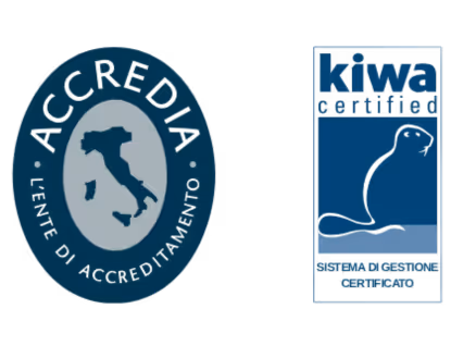 Marchio di accreditamento di Accredia con contorno dell'Italia e certificazione Kiwa con immagine di pinguino.