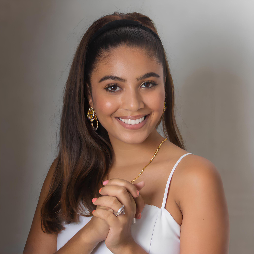 Latina Woman Headshot – Natural Light Portrait.