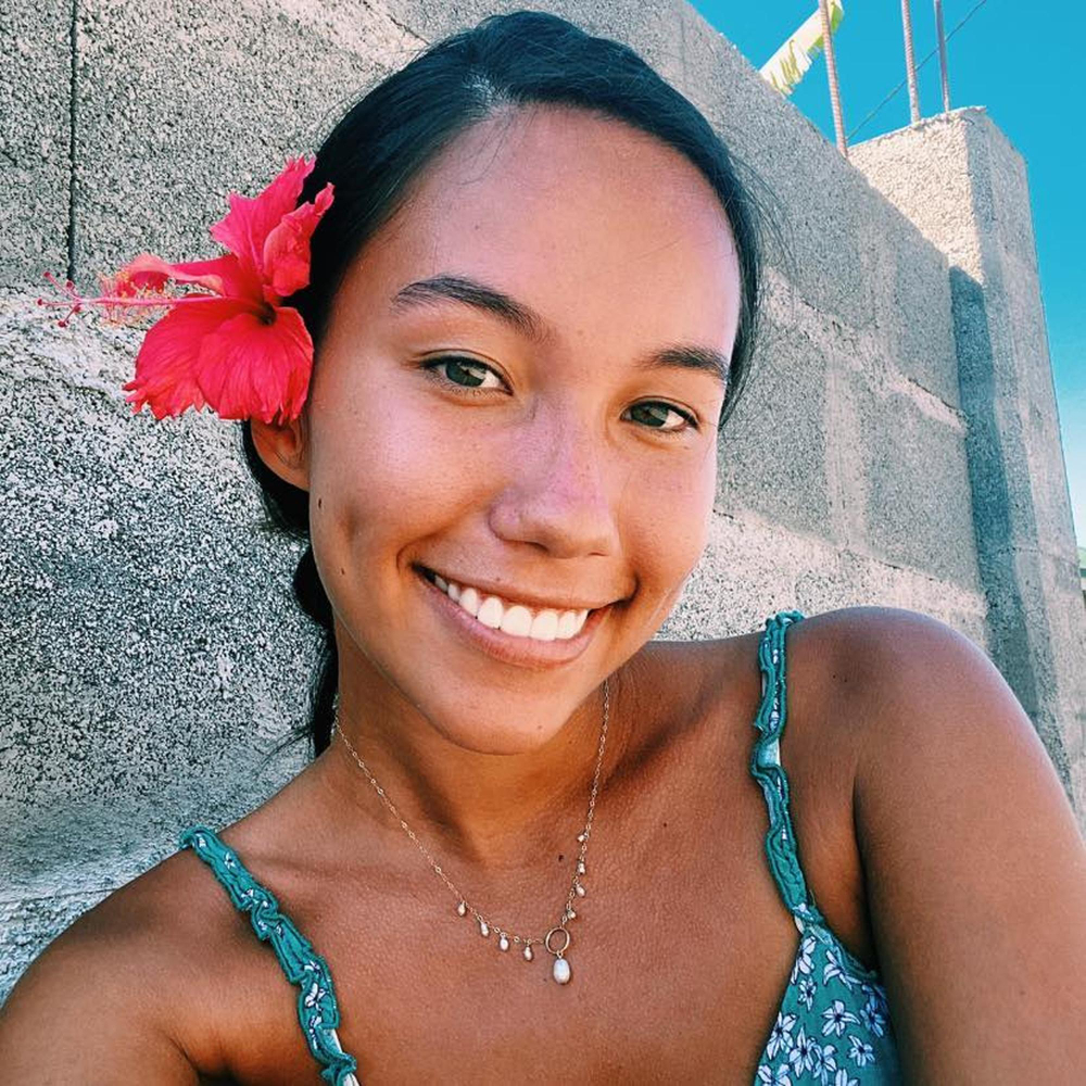 Latina Woman Headshot – Natural Light Portrait.