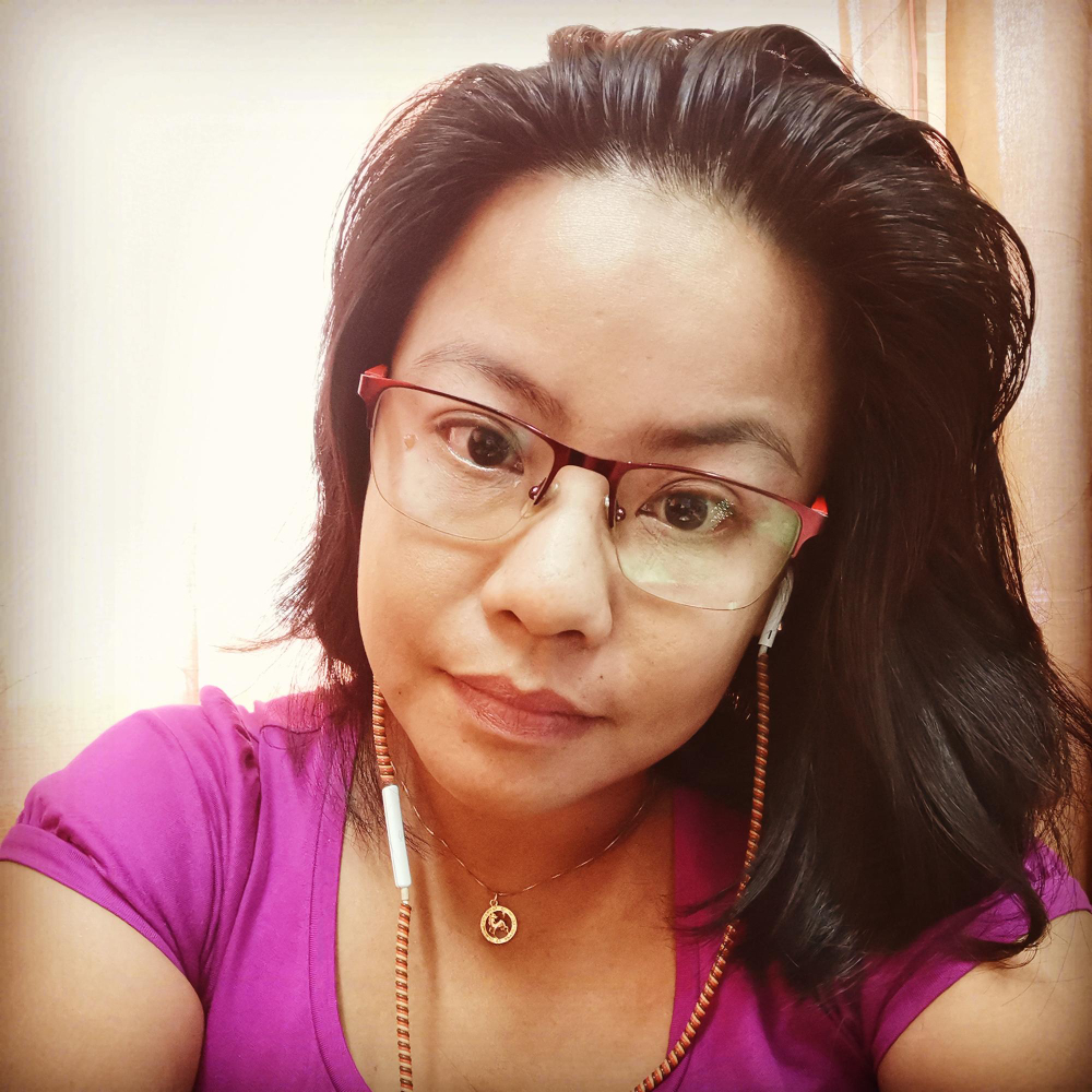 Latina Woman Headshot – Natural Light Portrait.