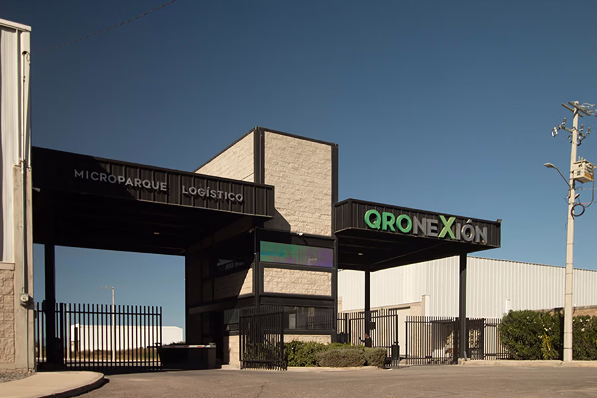 Vista de la fachada de entrada del microparque logístico Qronexión durante el día