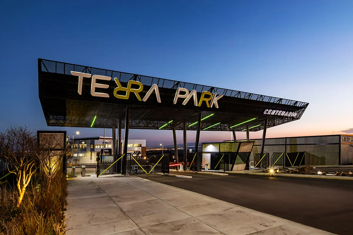 Vista panorámica de la fachada de entrada del parque industrial Terra Park Centenario durante la tarde