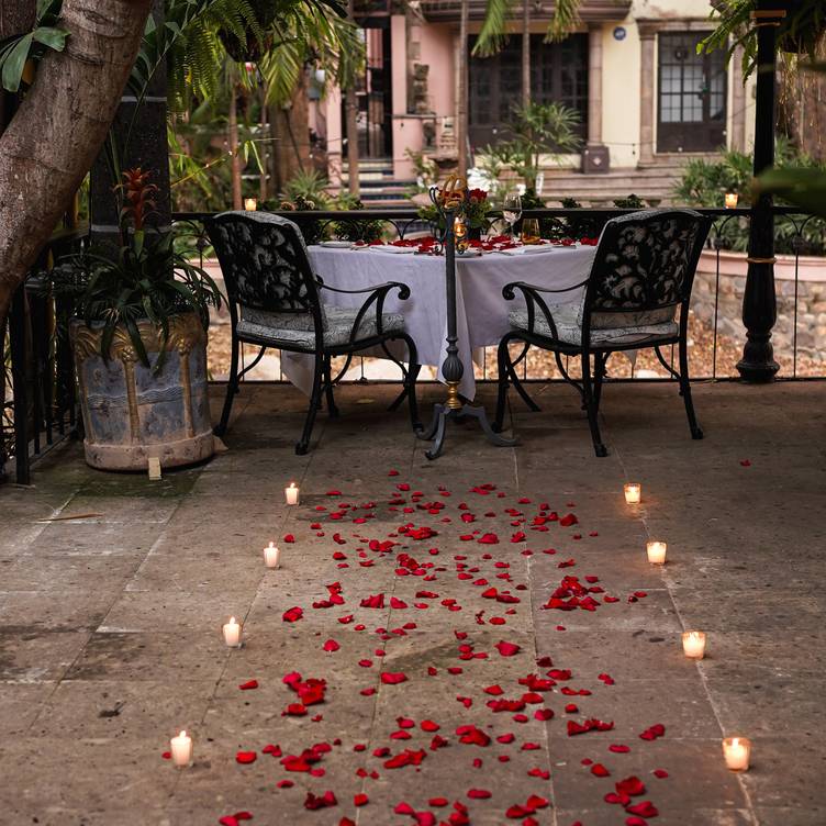 Candles lining the garden aisle at Le Bistro