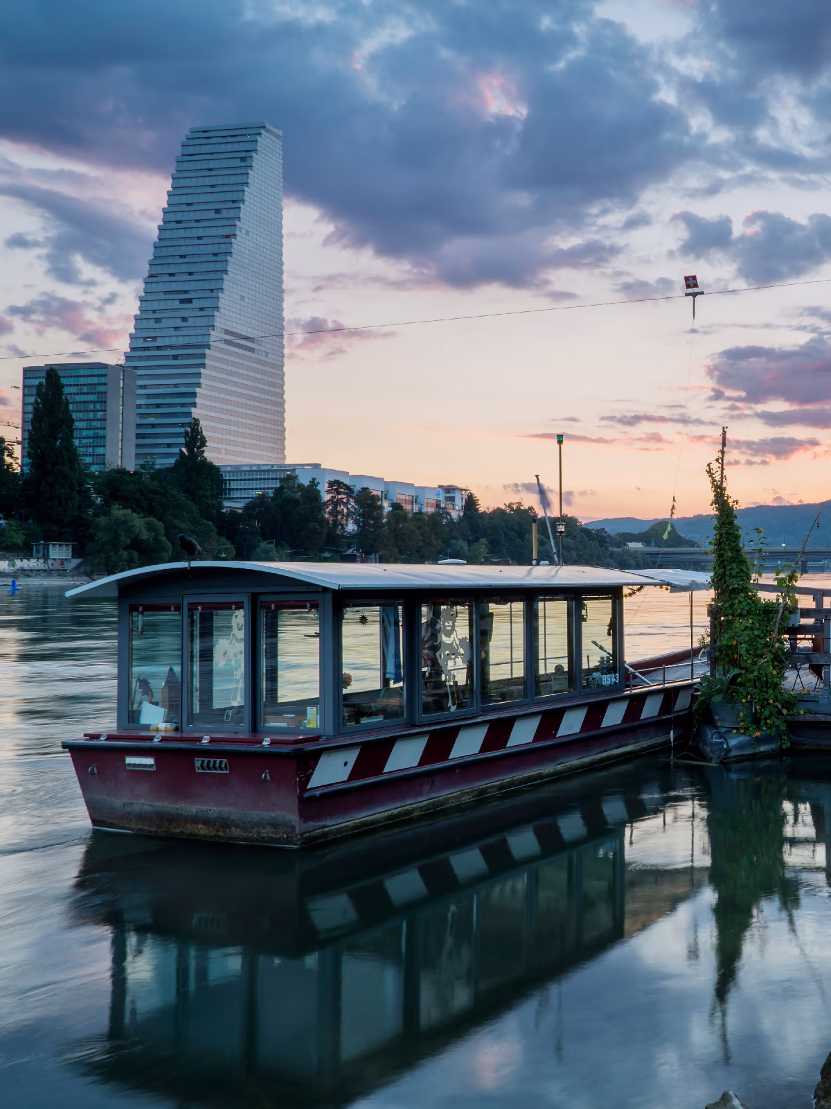 Rheinfähre-Anleger direkt vor der fabric