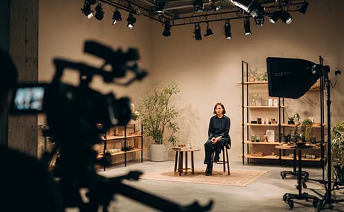 interview d'une femme dans un studio d'enregistrement