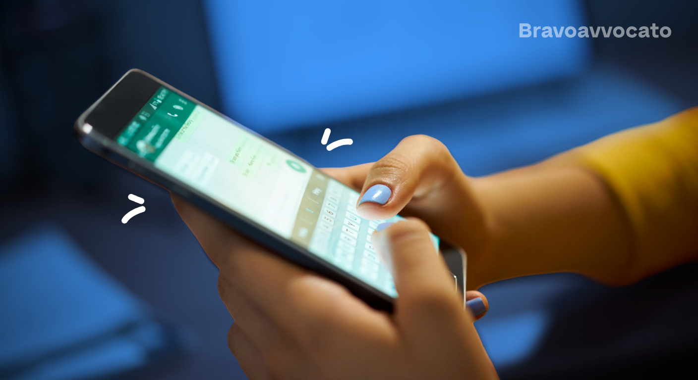Persona che scrive un messaggio su WhatsApp dal proprio smartphone, con la chat aperta sullo schermo.