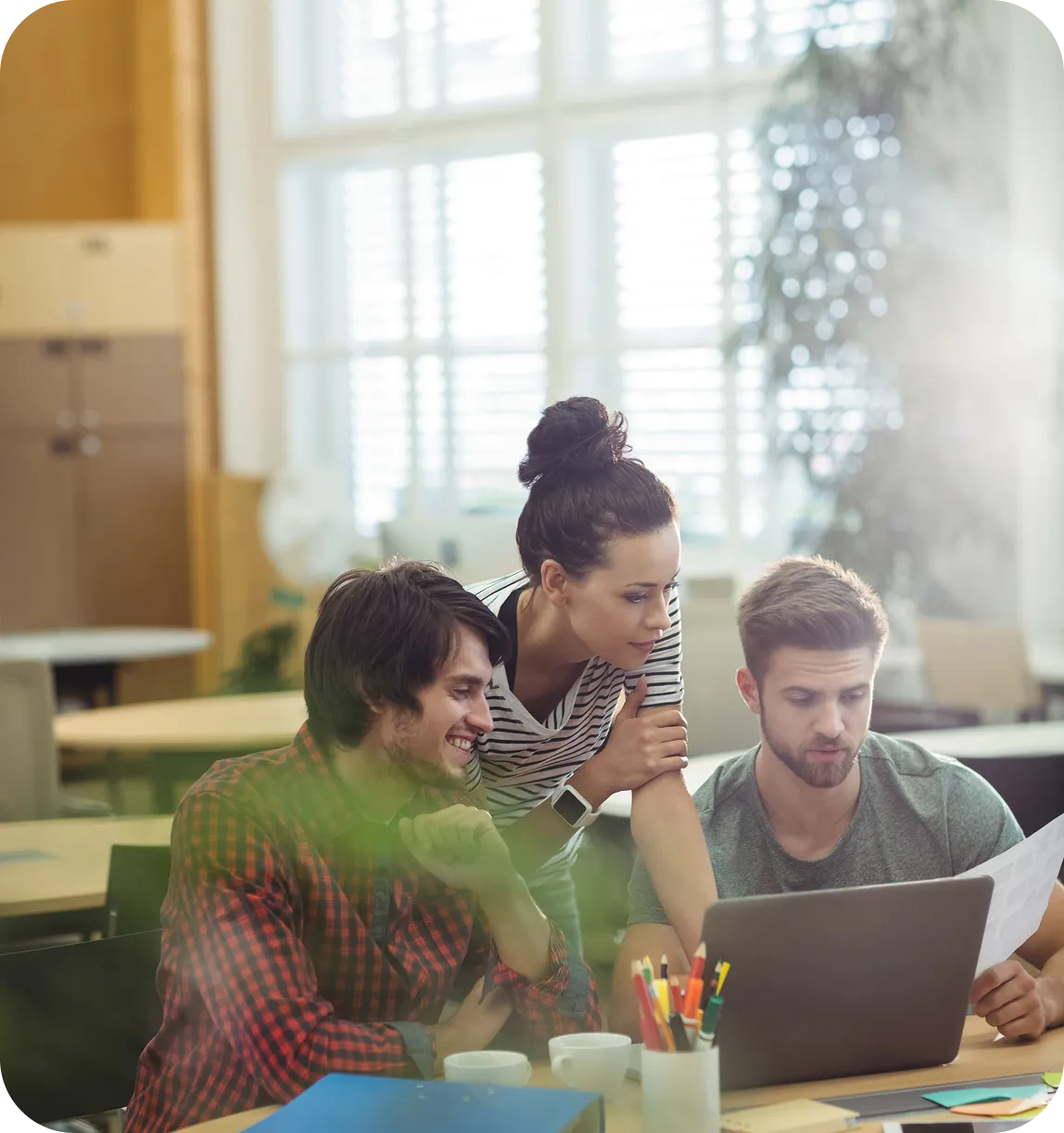 Unternehmensberatungsszene – Teamarbeit und Austausch.