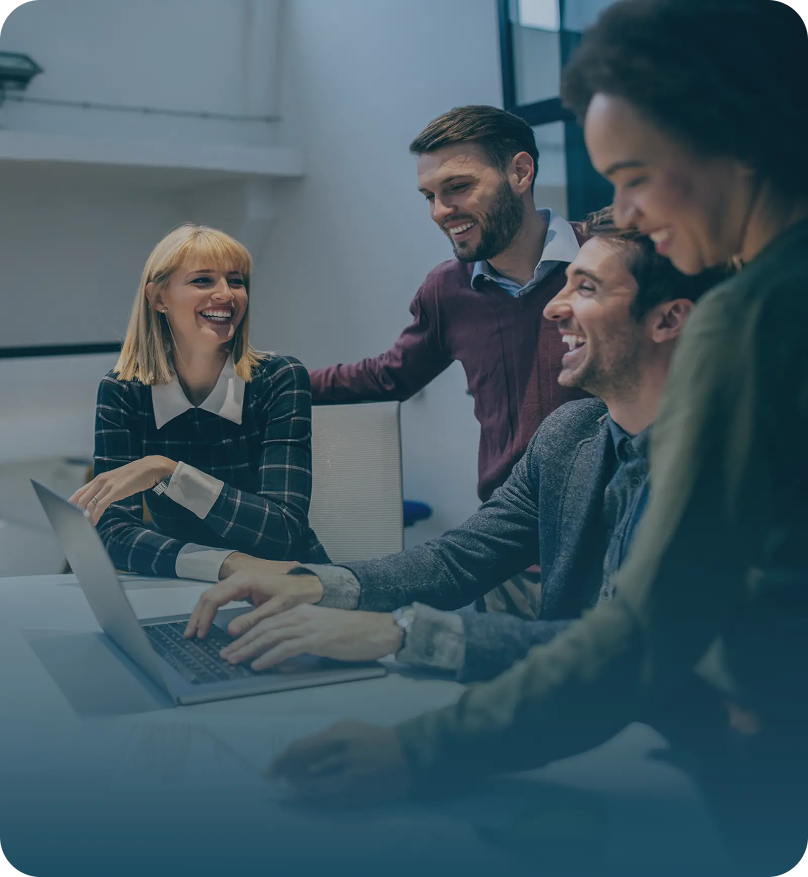 Teammeeting in einem modernen Büro – Zusammenarbeit und Gesundheitsmanagement.