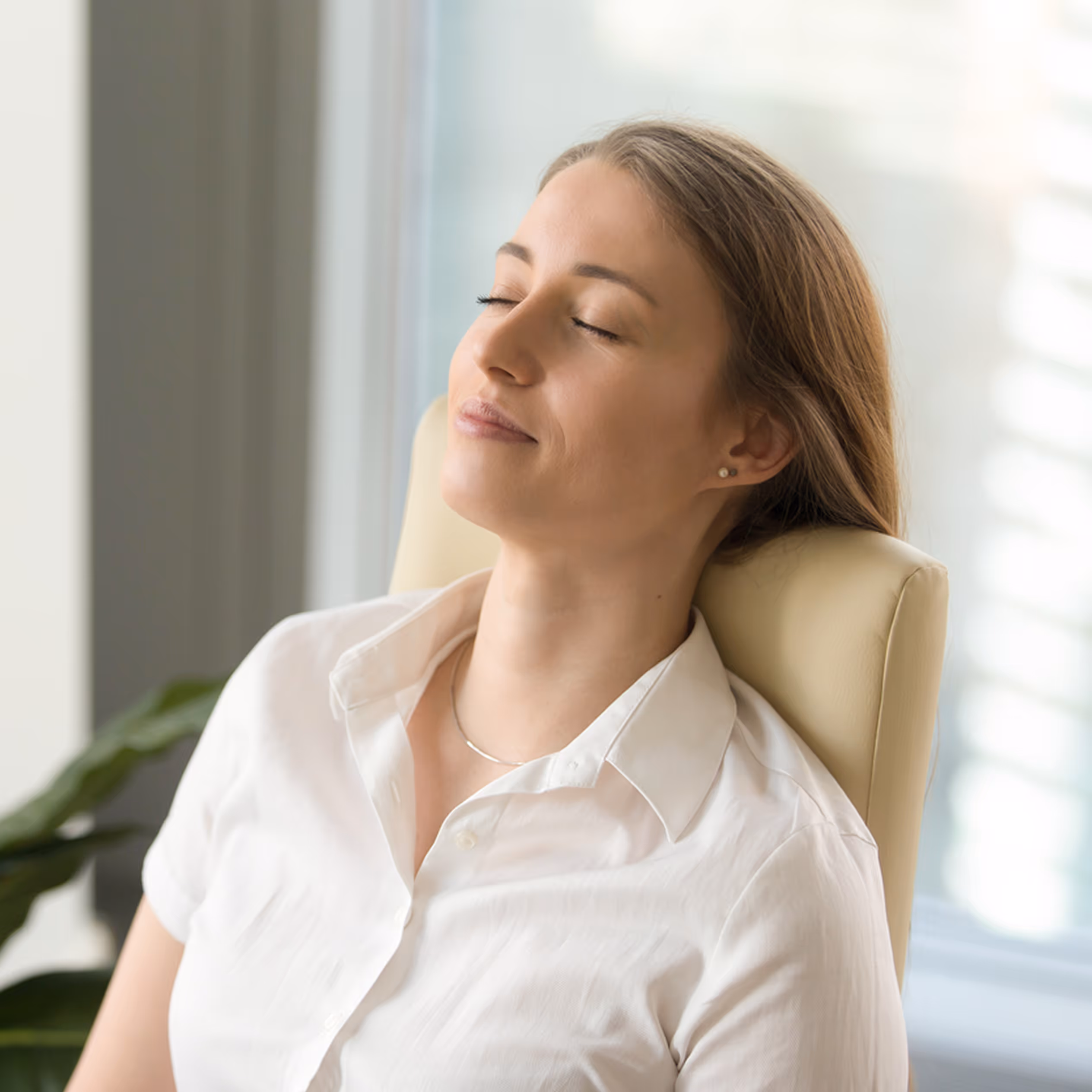 Une femme ayant les yeux fermés et se détendant