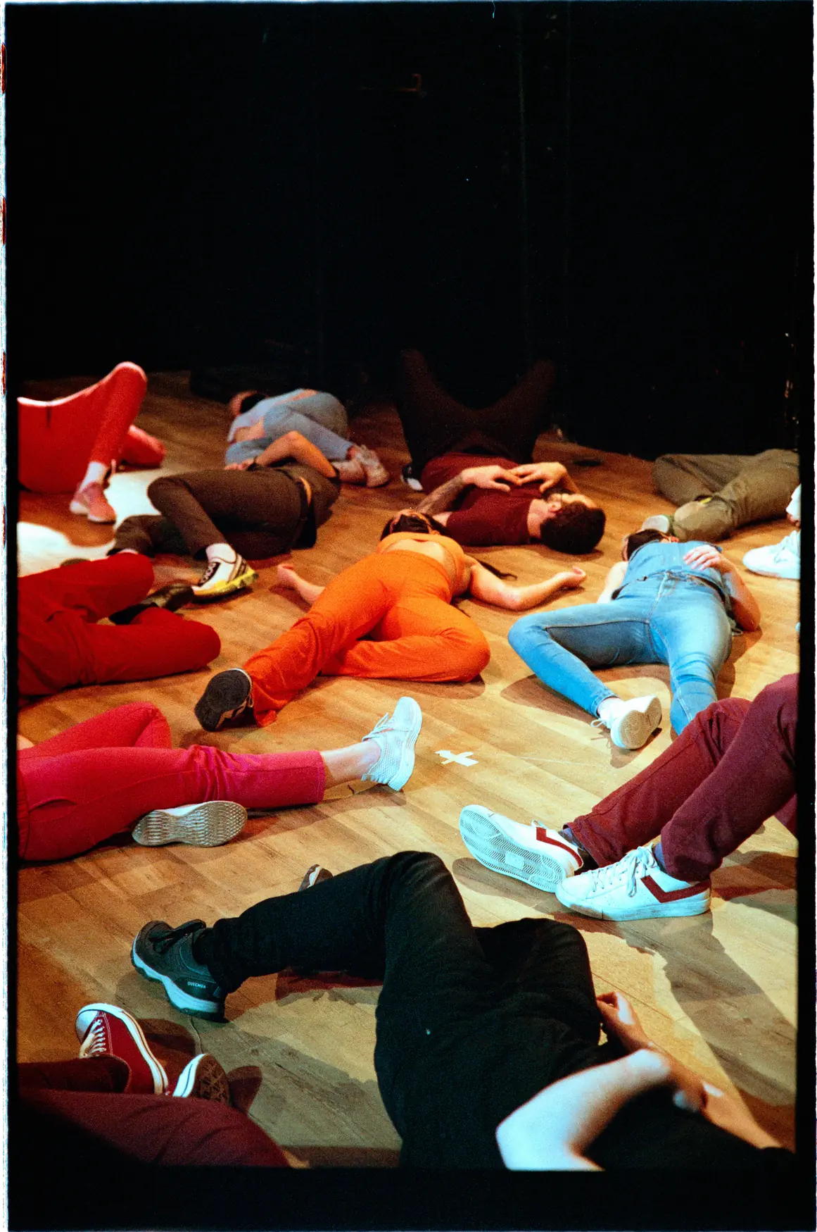 Performance collective Foule à Lier, participants allongés sur scène