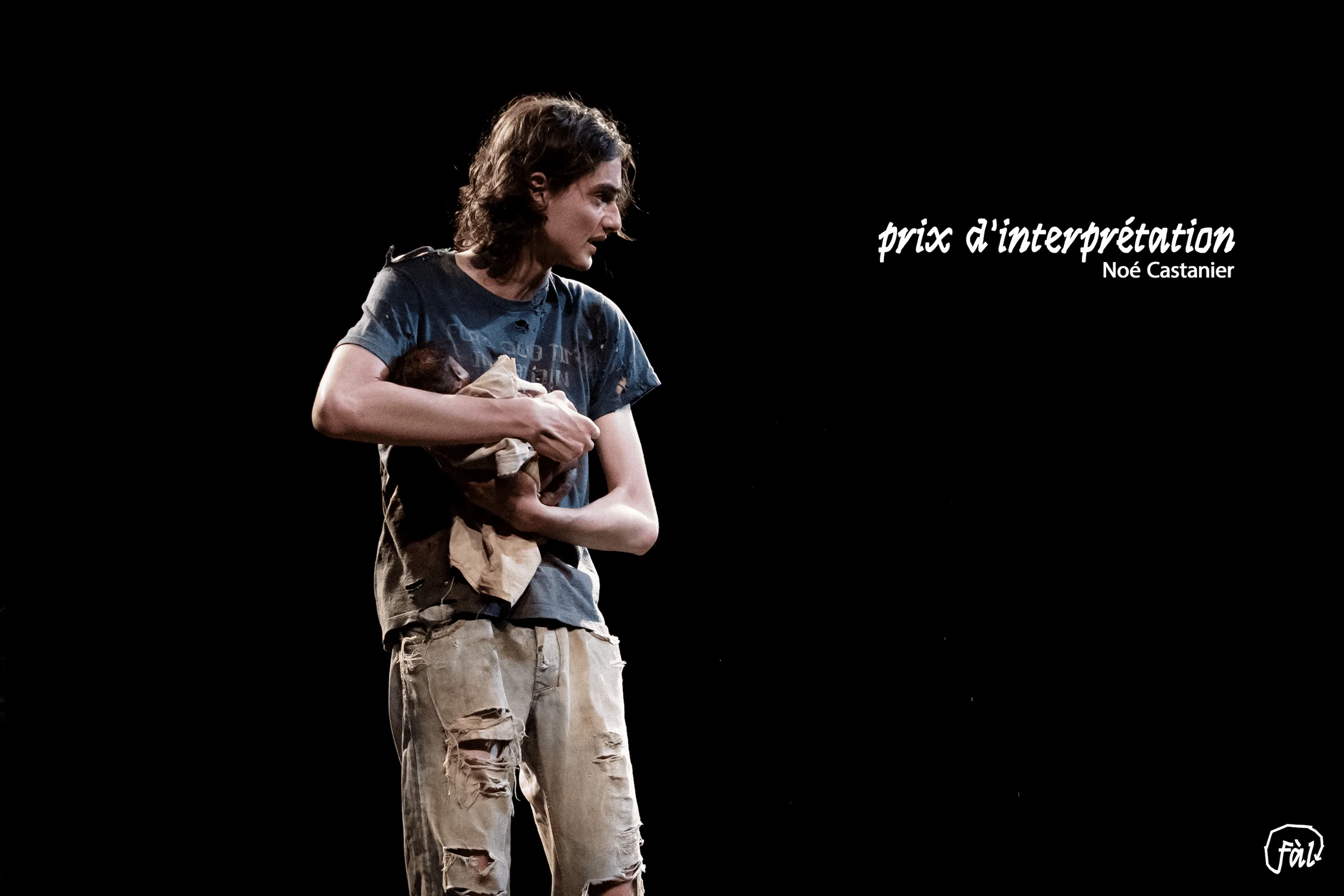 Performeur tenant un tissu dans ses bras sur scène, vêtue d’un pantalon usé — texte “prix d’interprétation – Noé Castanier”.