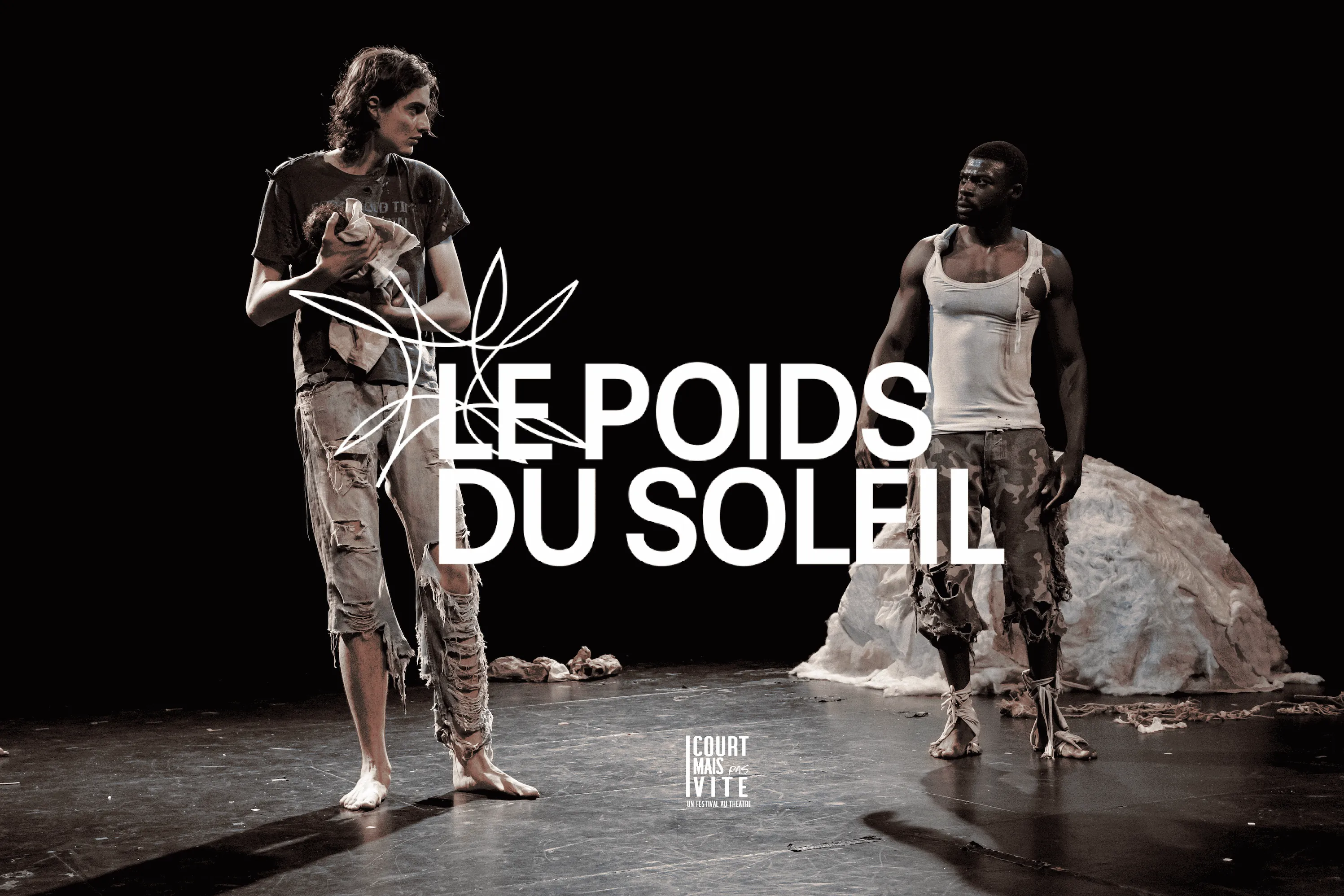 Deux performeurs sur scène face à face, habillés de vêtements usés, sous le titre “Le Poids du Soleil – Court mais pas vite, un festival métamorphose”