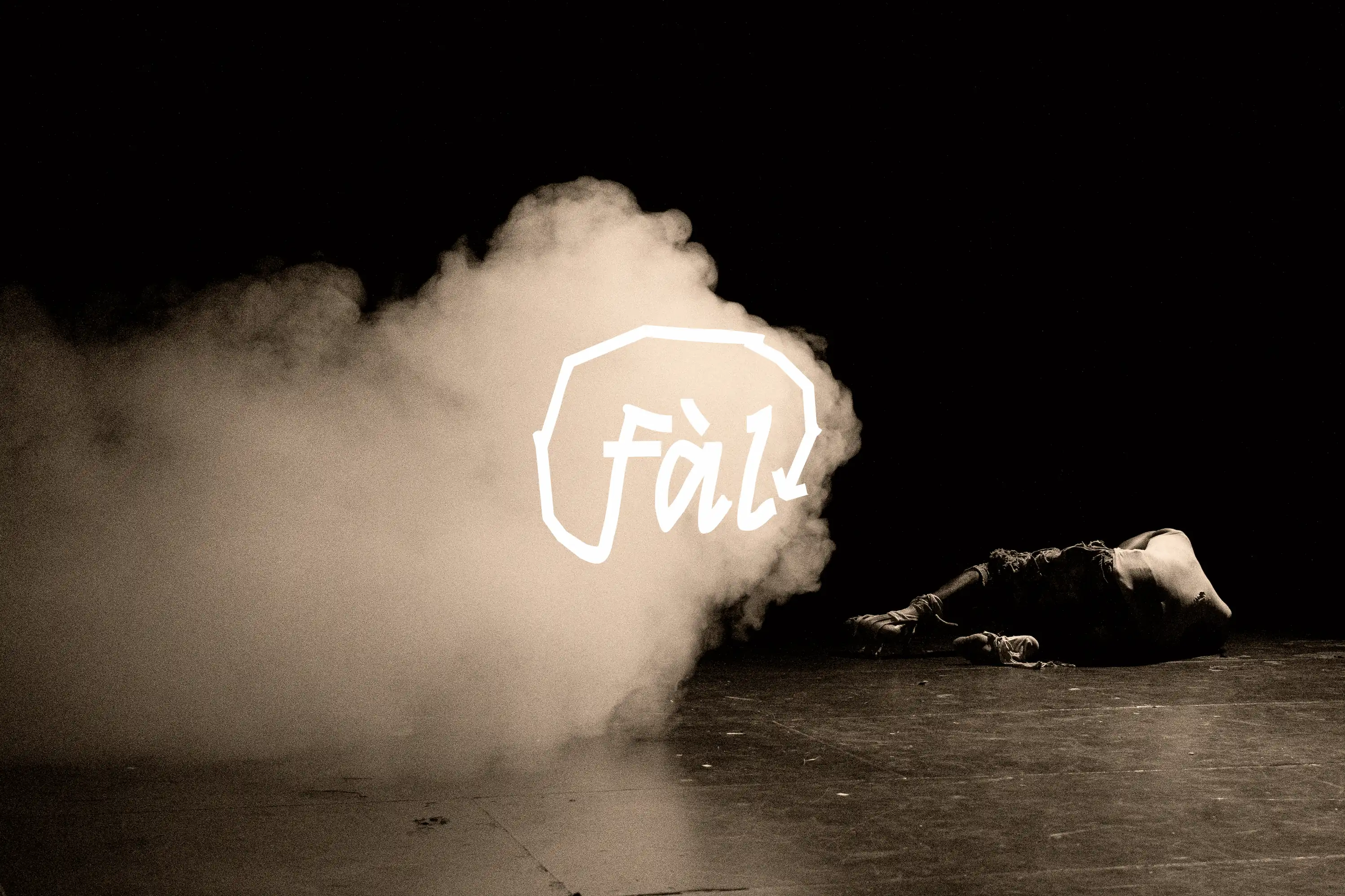 Corps allongé sur scène enveloppé de fumée, avec le logo FàL lumineux au centre, ambiance poétique et mystérieuse.