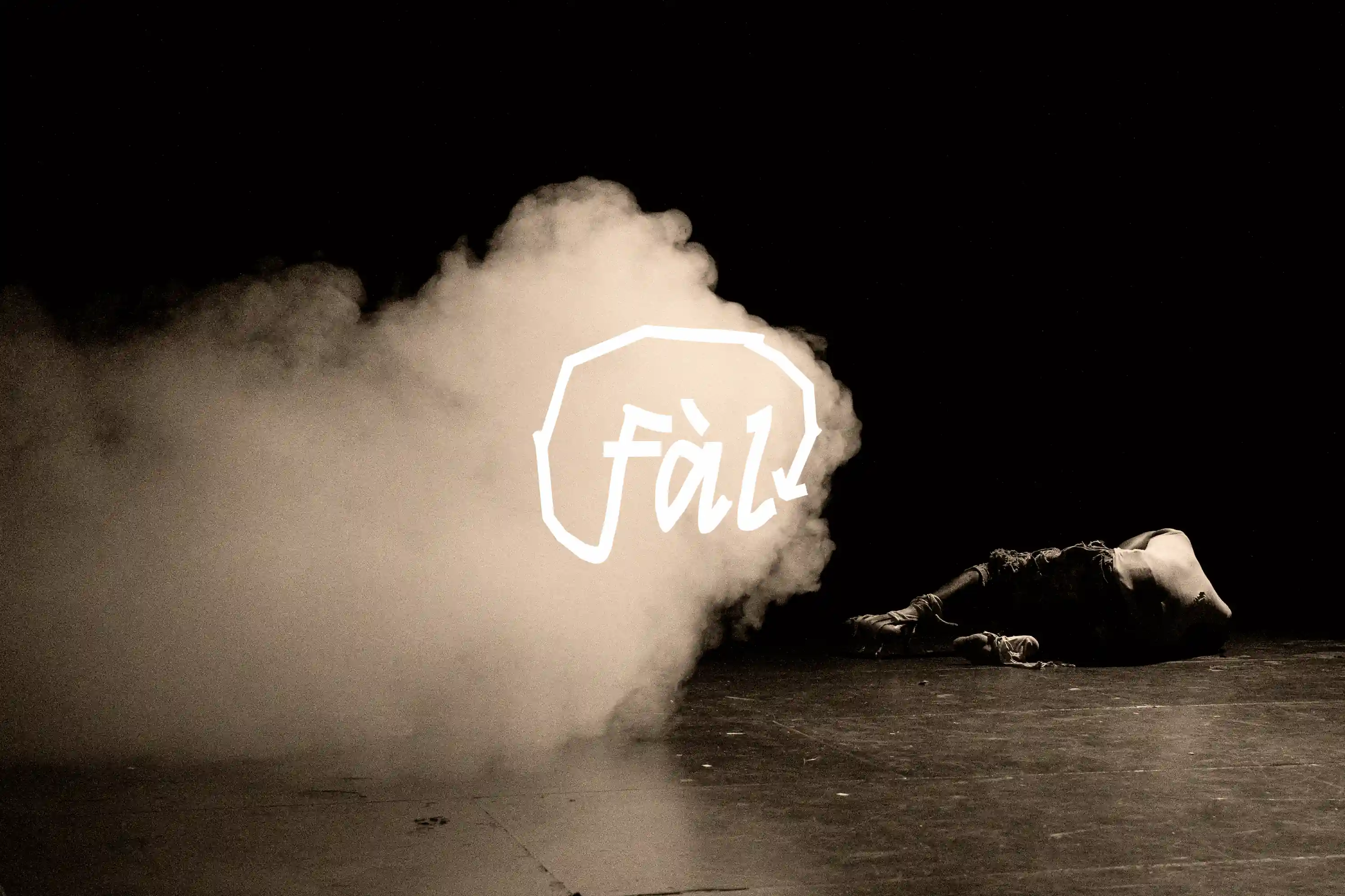 Corps allongé sur scène enveloppé de fumée, avec le logo FàL lumineux au centre, ambiance poétique et mystérieuse.