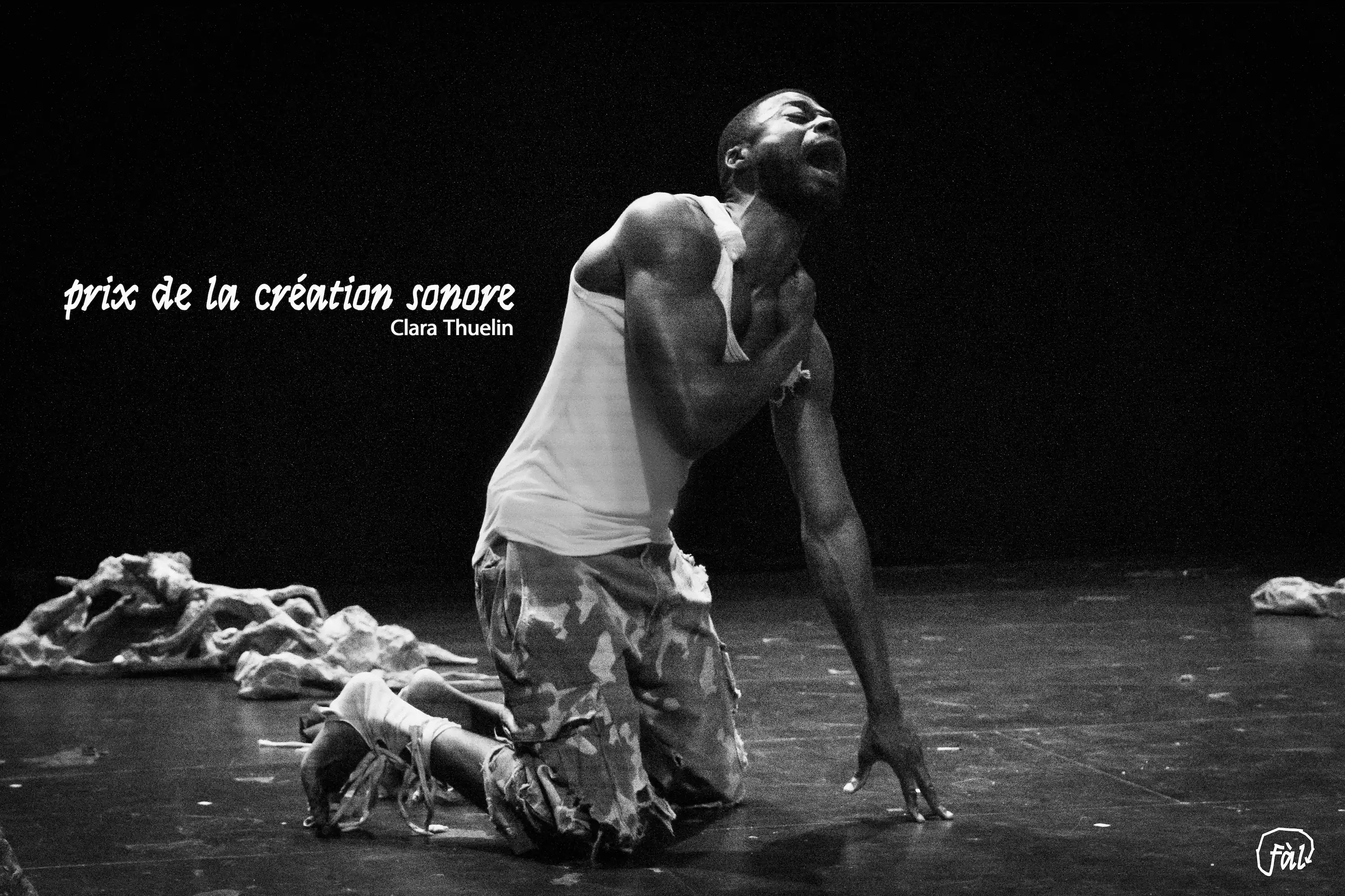 Performance scénique d’un danseur criant, main sur la gorge, sur un plateau sombre — texte “prix de la création sonore – Clara Thuelin”.