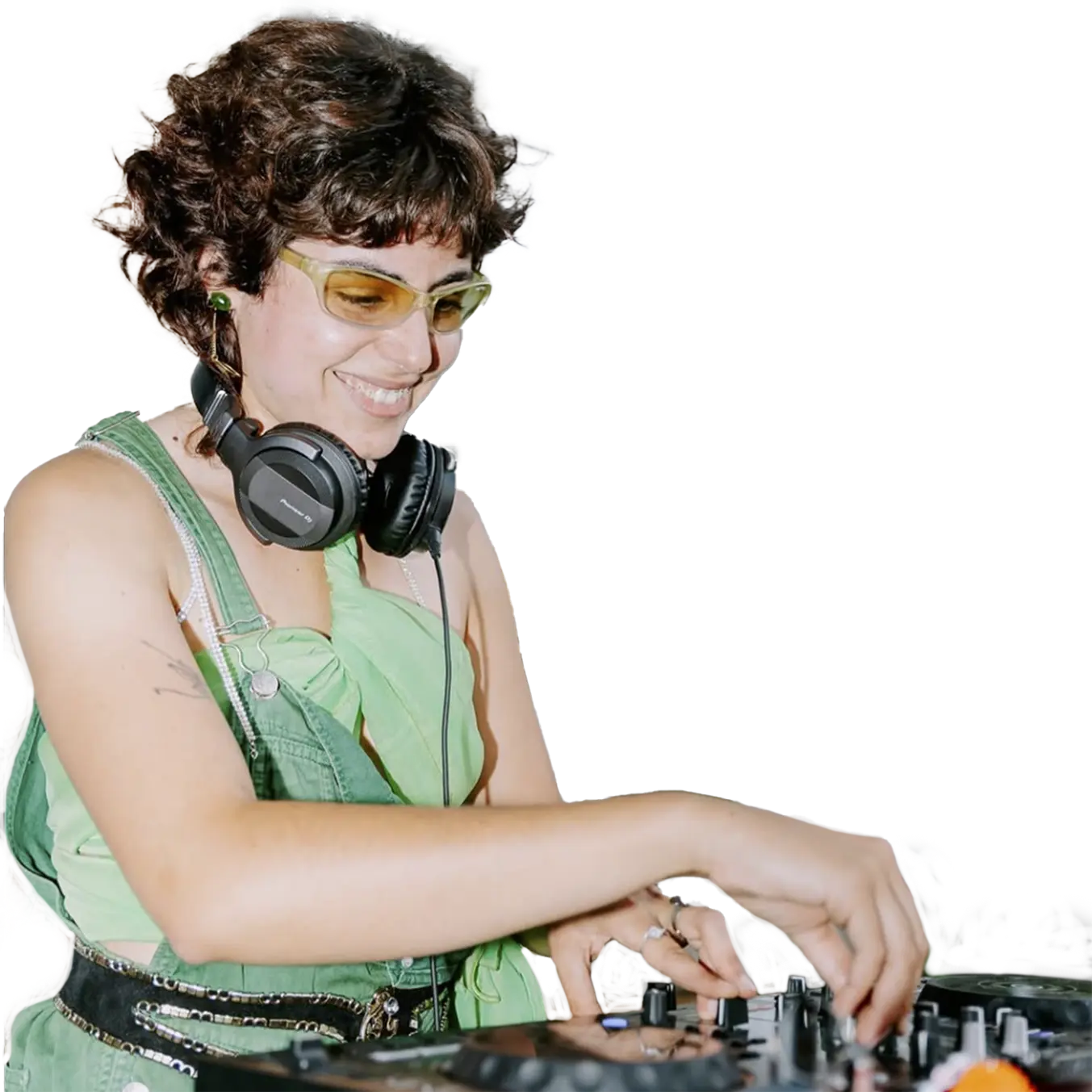 Portrait de Clara Thuelin, créatrice sonore de la pièce “Le Poids du Soleil”.