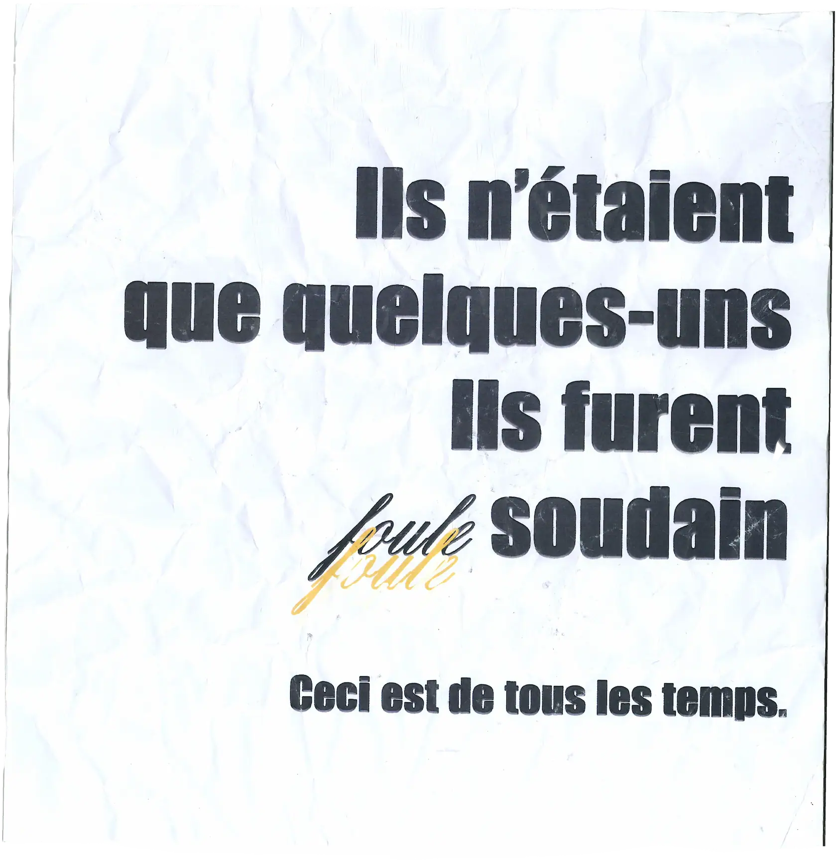 Papier froissé présentant la citation : “Ils n’étaient que quelques-uns. Ils furent foule soudain. Ceci est de tous les temps.”