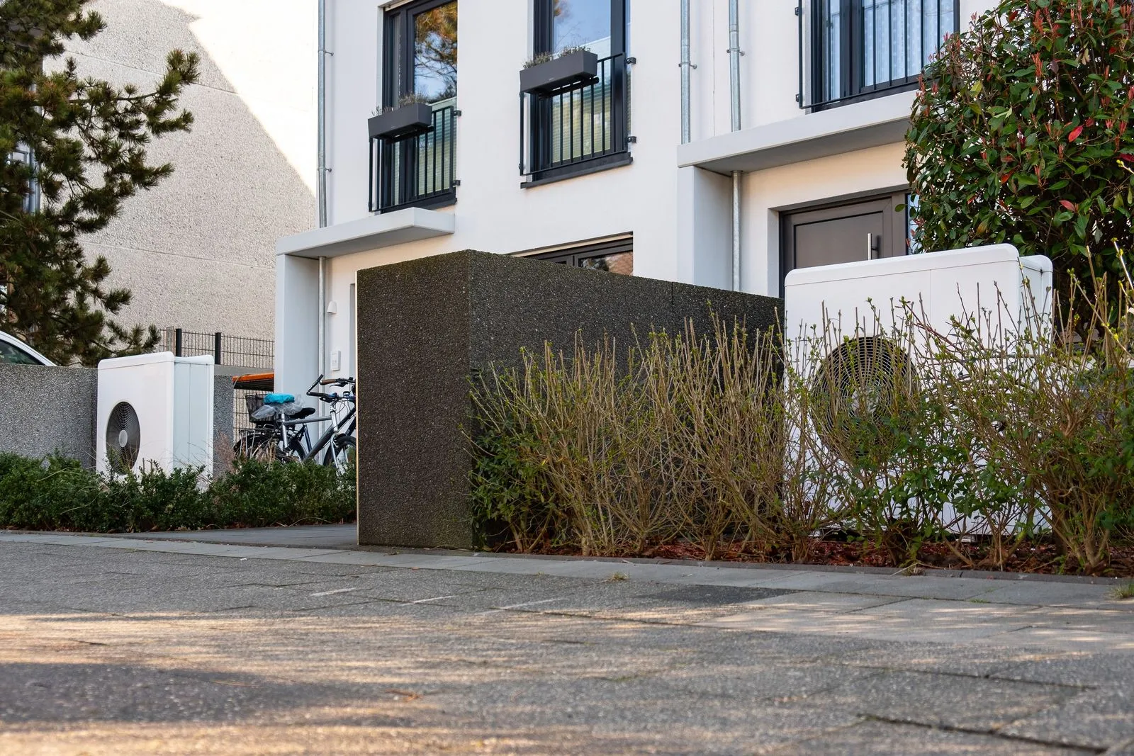 Wärmepumpen vor Reihenhaus