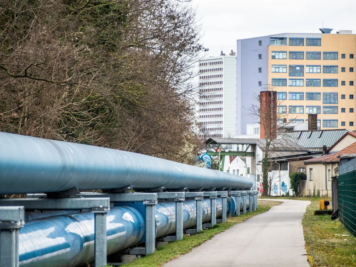 Fernwärme-Leitungen vor städtischen Hochhäusern