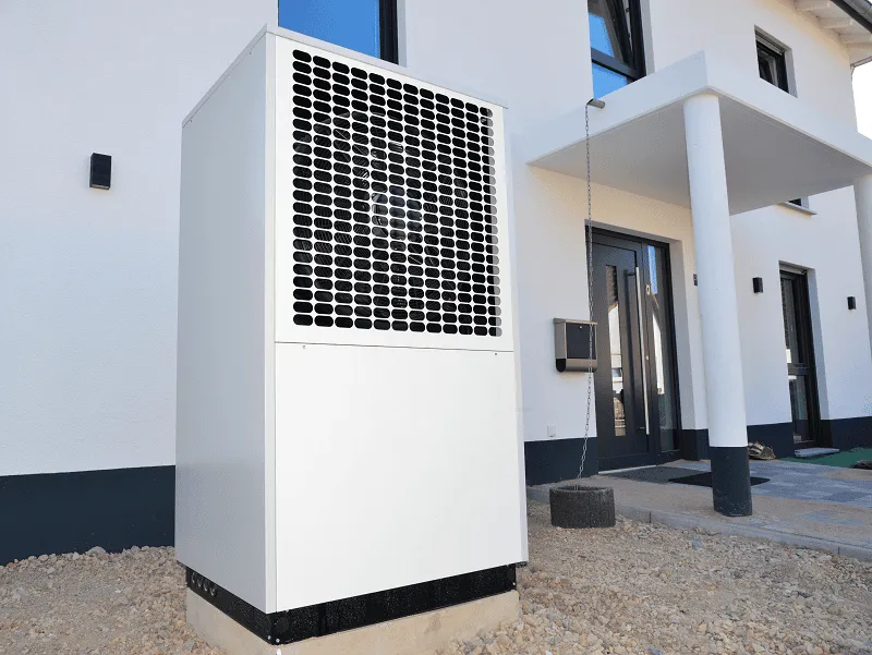 Luftwärmepumpe vor einem Neubau