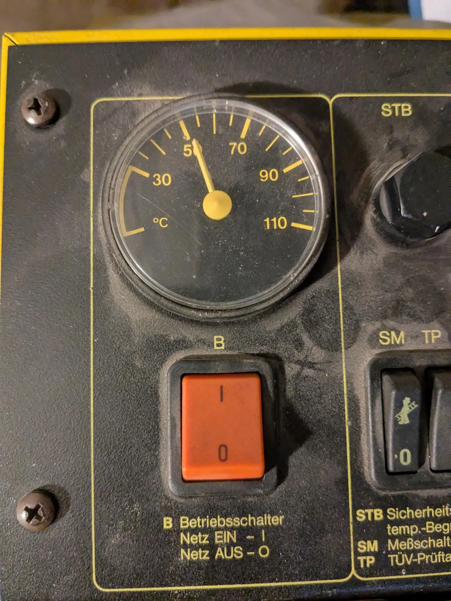 Foto einer Anzeige der Vorlauftemperatur bei einer alten Ölheizung.