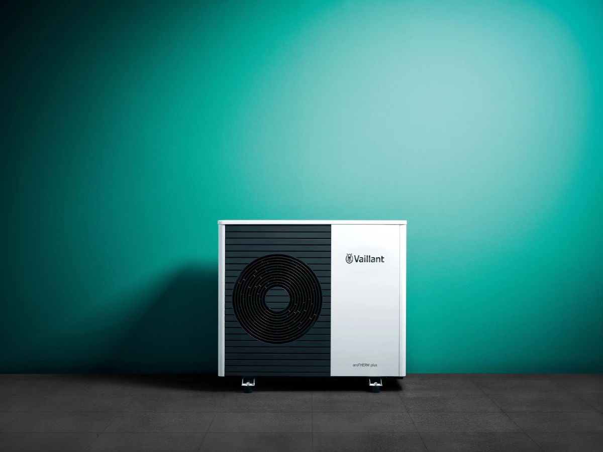 Pressefoto der Luft-Wasser-Wärmepumpe aroTHERM split plus von Vaillant.