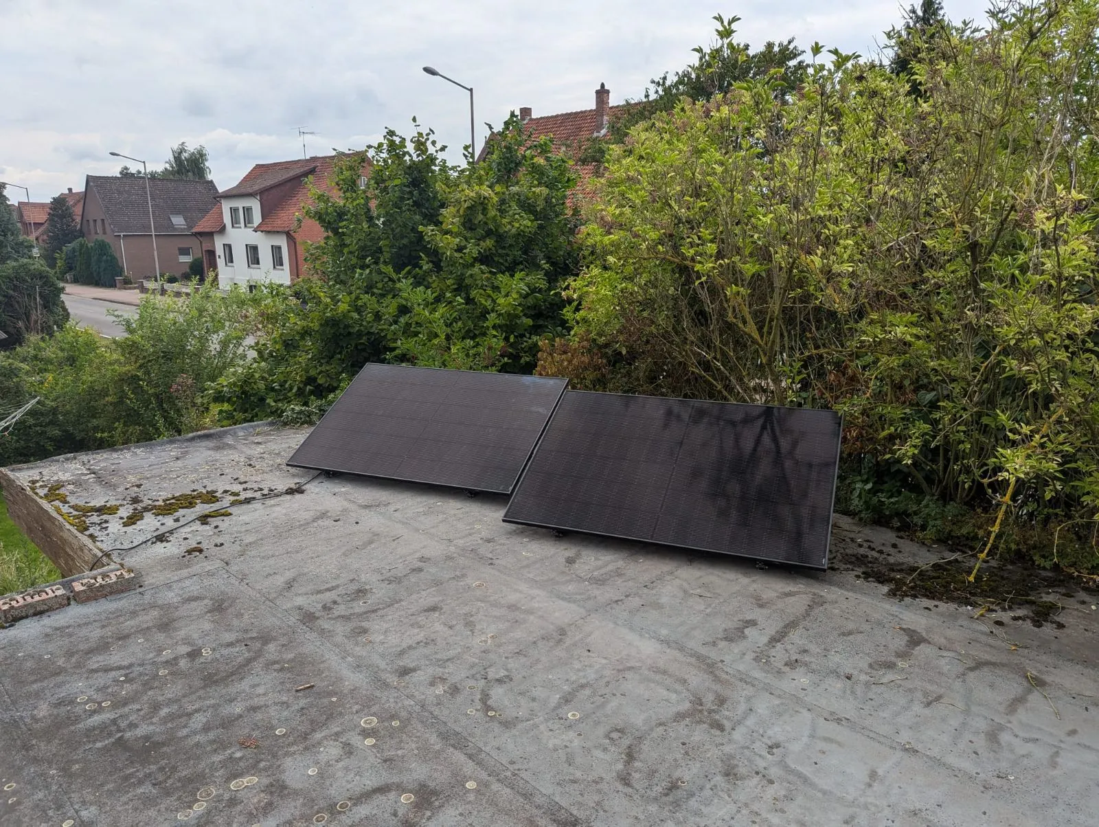 Balkonkraftwerk mit zwei Modulen auf einem Carport-Dach