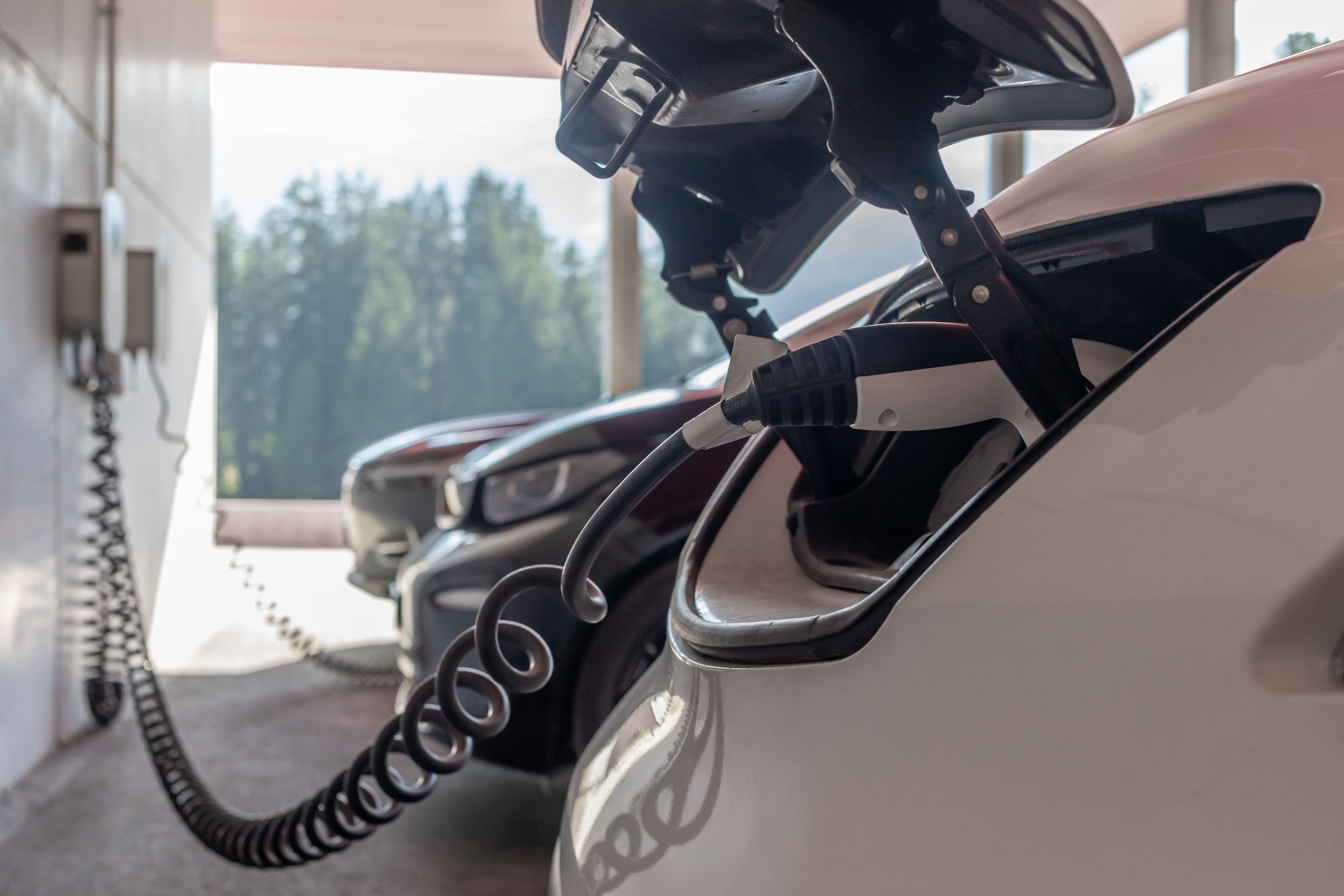 Für das Laden deines E-Autos gibt es verschiedene Strategien.