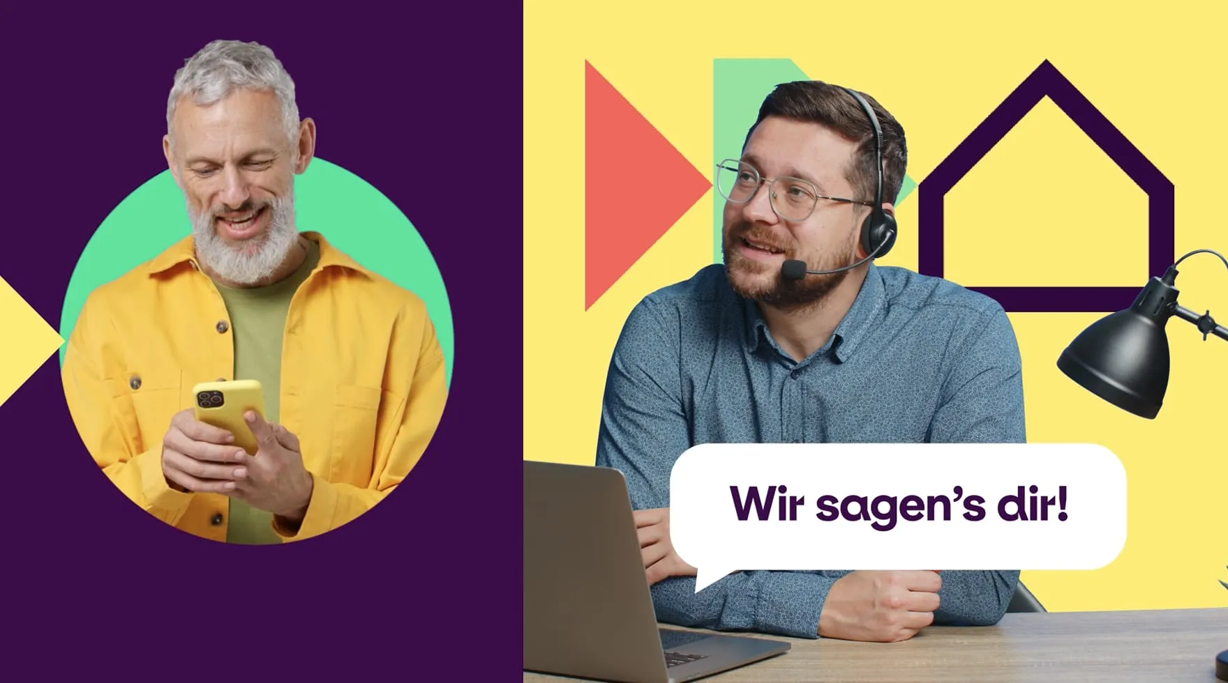 Zwei Männer kommunizieren: ein älterer Mann mit grauem Bart und gelber Jacke schaut auf sein Smartphone, ein jüngerer Mann mit Brille, Headset und blauem Hemd sitzt vor einem Laptop, spricht und zeigt eine Sprechblase mit dem Text „Wir sagen’s dir!“