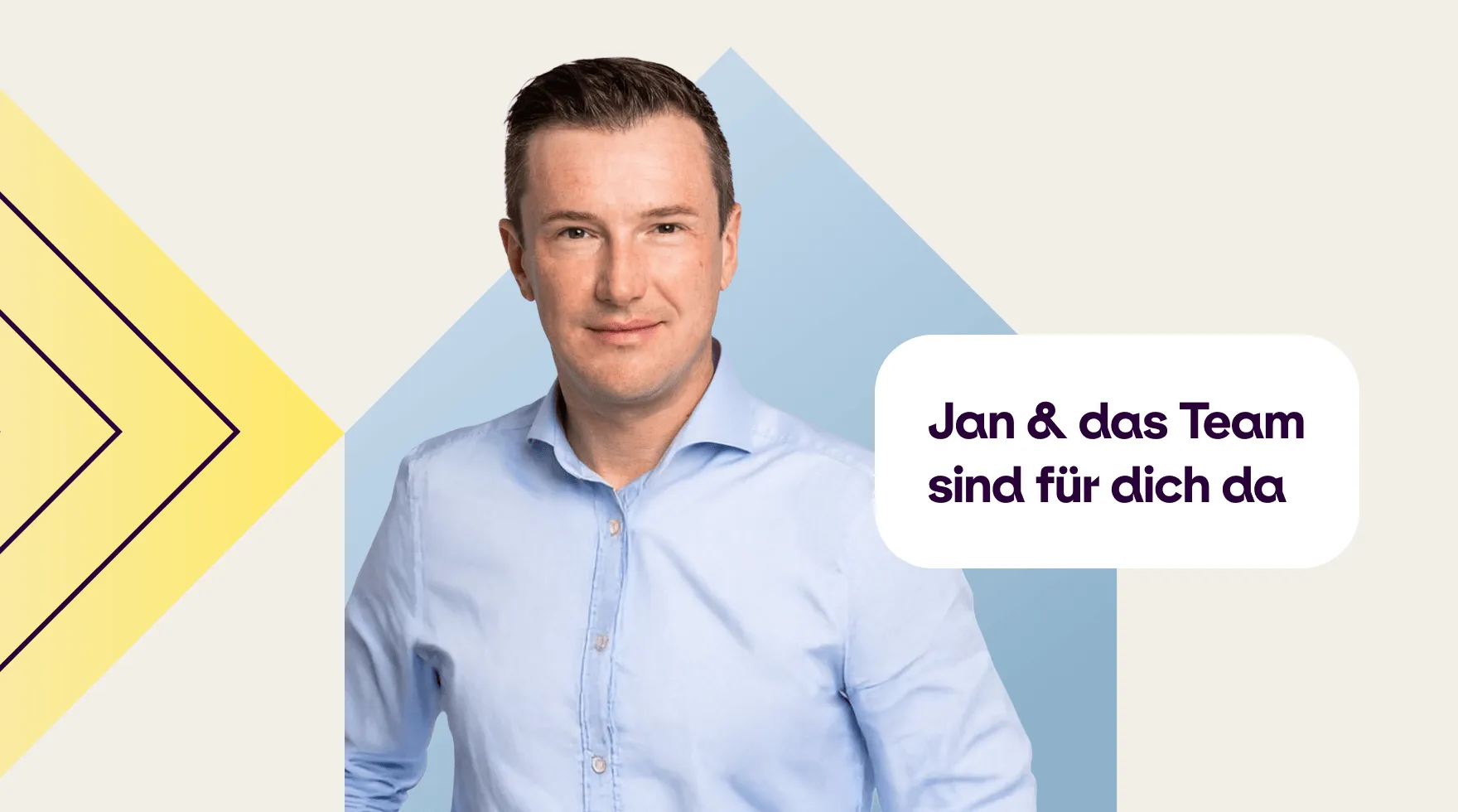 Porträt eines Mannes in blauem Hemd vor einem geometrischen Hintergrund mit gelben Pfeilen und einem blauen Haus. Text: Jan & das Team sind für dich da.