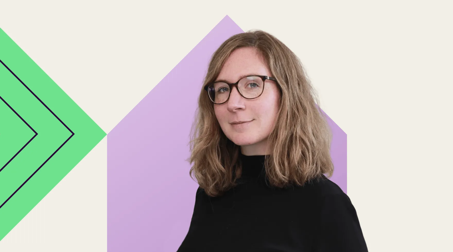 Porträt einer Frau mit schulterlangem, welligem, hellbraunem Haar, die eine schwarze Brille und ein schwarzes Oberteil trägt vor einem Hintergrund mit grünen und lila geometrischen Formen.