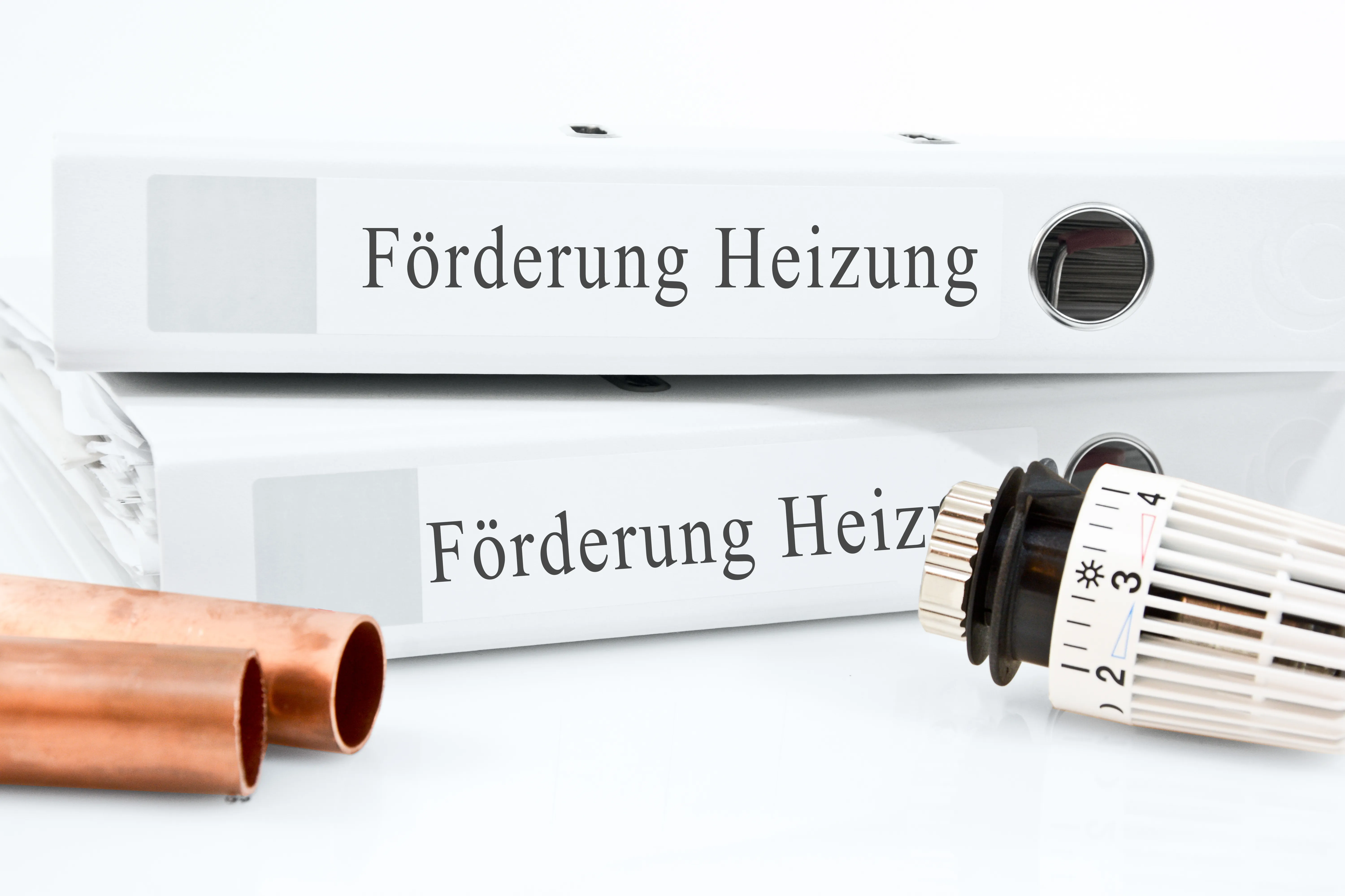 Aktenordner zur Heizungsförderung + Thermostat und Heizungsrohre