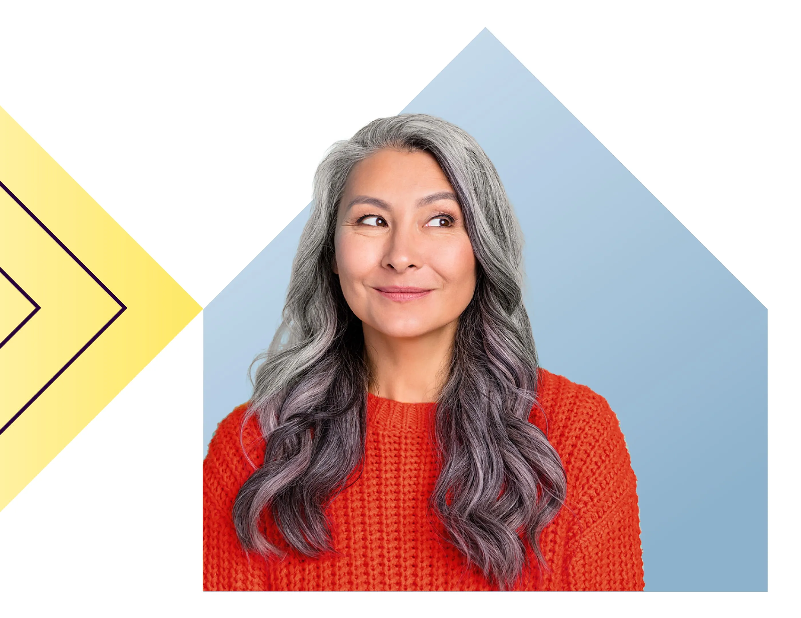 Lächelnde Frau mit langen grauen Haaren trägt einen roten Pullover vor einem blauen geometrischen Hintergrund.