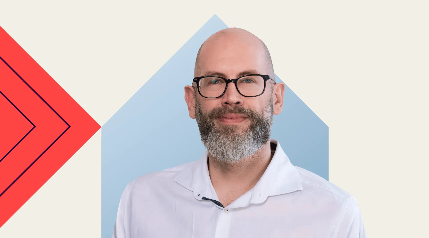 Ein Mann mit Brille, Glatze und grauem Bart trägt ein weißes Hemd vor einem Hintergrund mit blauen und roten geometrischen Formen.