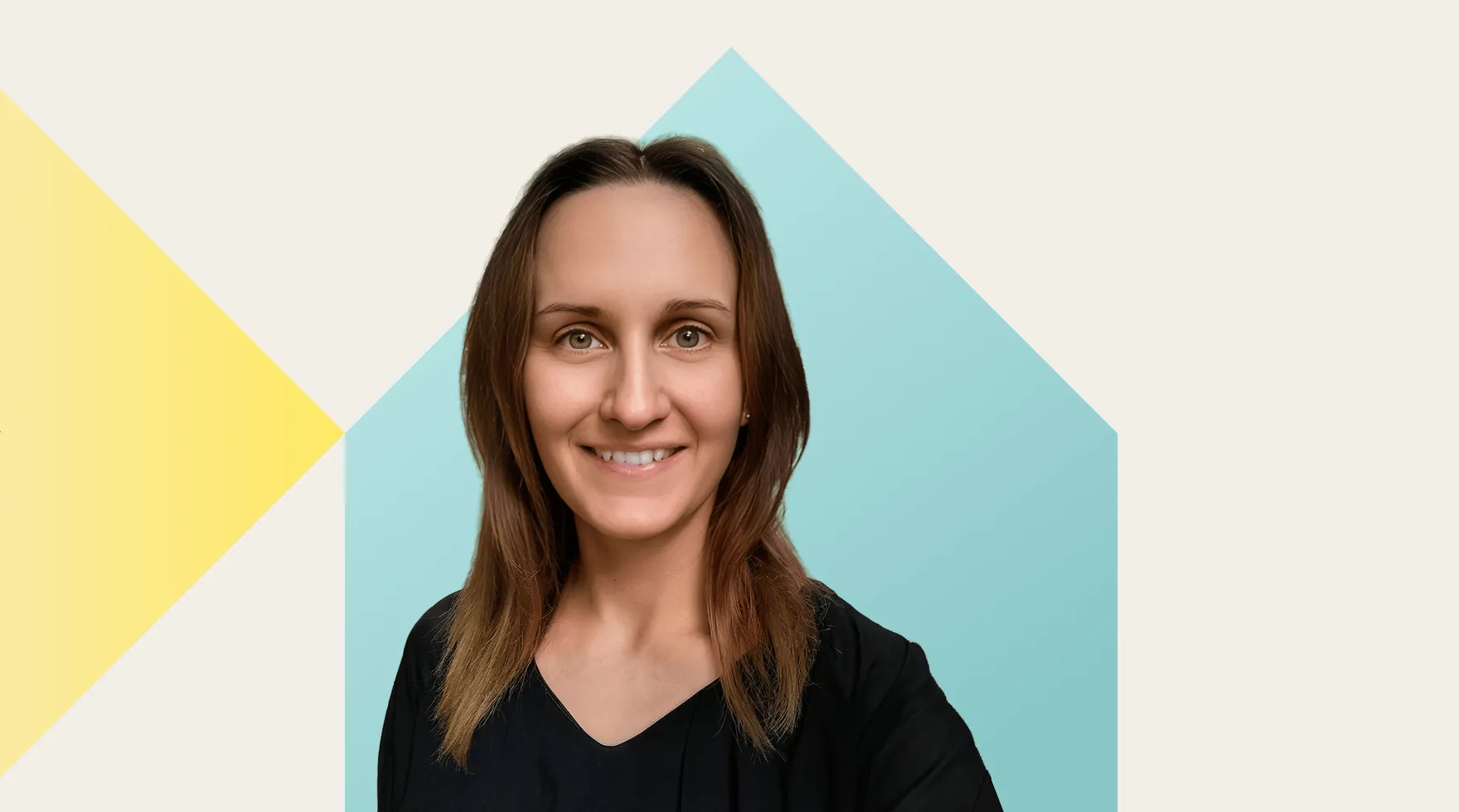 Porträt einer lächelnden Frau mit braunen Haaren vor einem Hintergrund mit blauen und gelben geometrischen Formen.