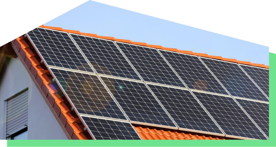 Dach eines Hauses mit installierten Solarpanelen unter klarem Himmel.