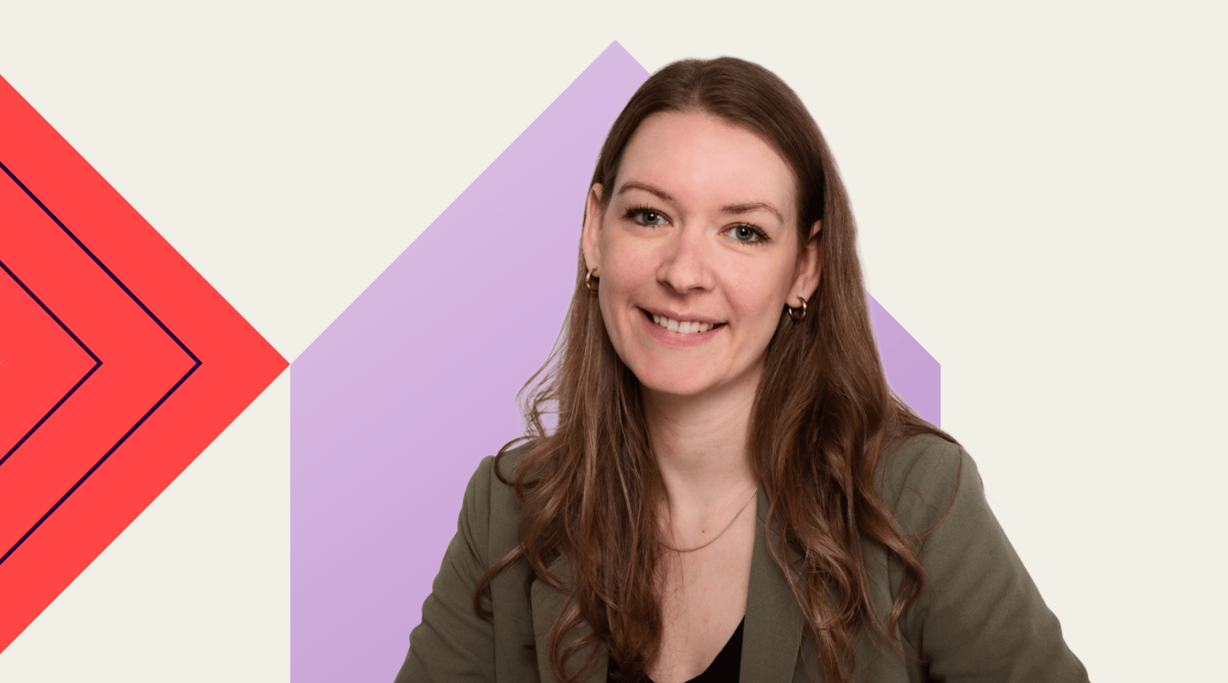 Porträt einer lächelnden Frau mit langen braunen Haaren in einem grünen Blazer vor einem pastelvioletten und cremefarbenen Hintergrund mit roten geometrischen Formen links.