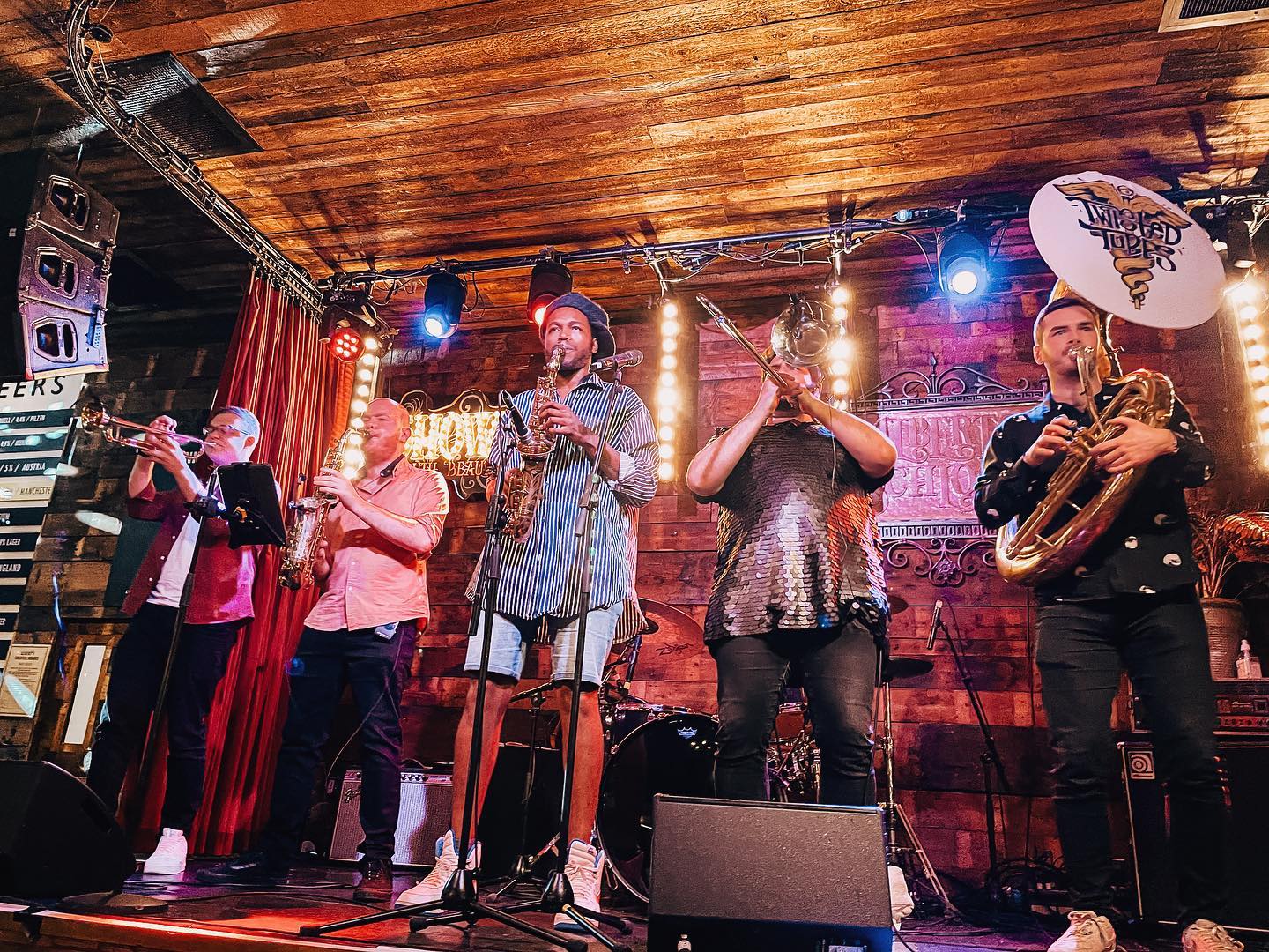 Roaming entertainment live music band