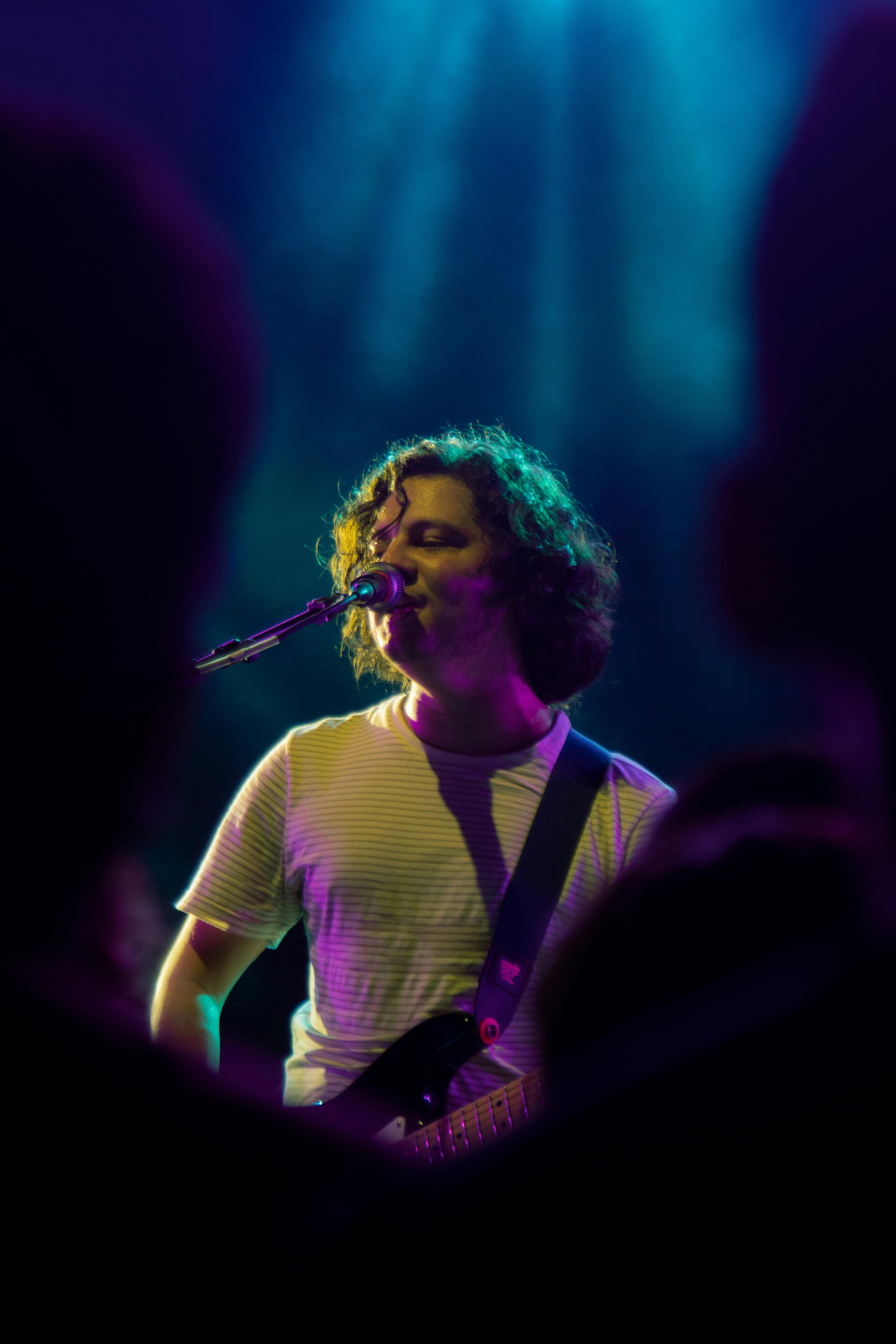 Independent artist playing the guitar and singing