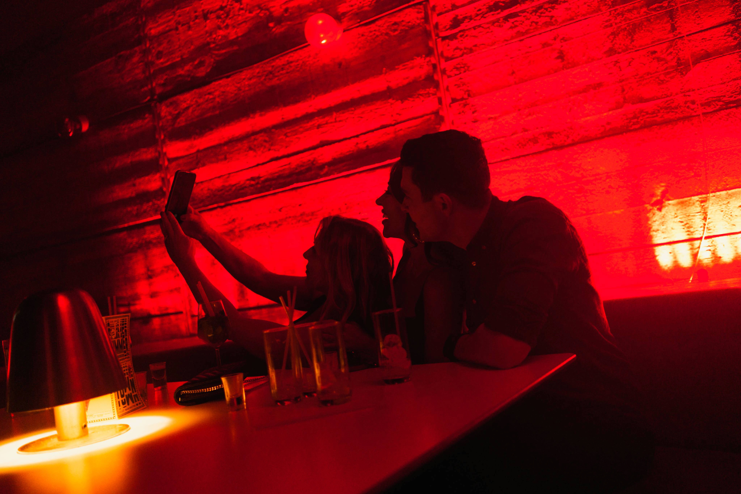 3 friends taking selfie