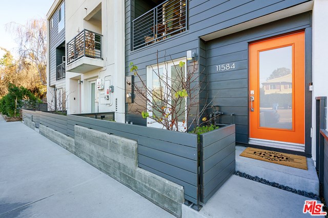 11584 RIVERSIDE Drive, Valley Village CA 91602