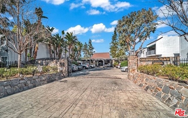 18645 HATTERAS Street # 401, Tarzana CA 91356