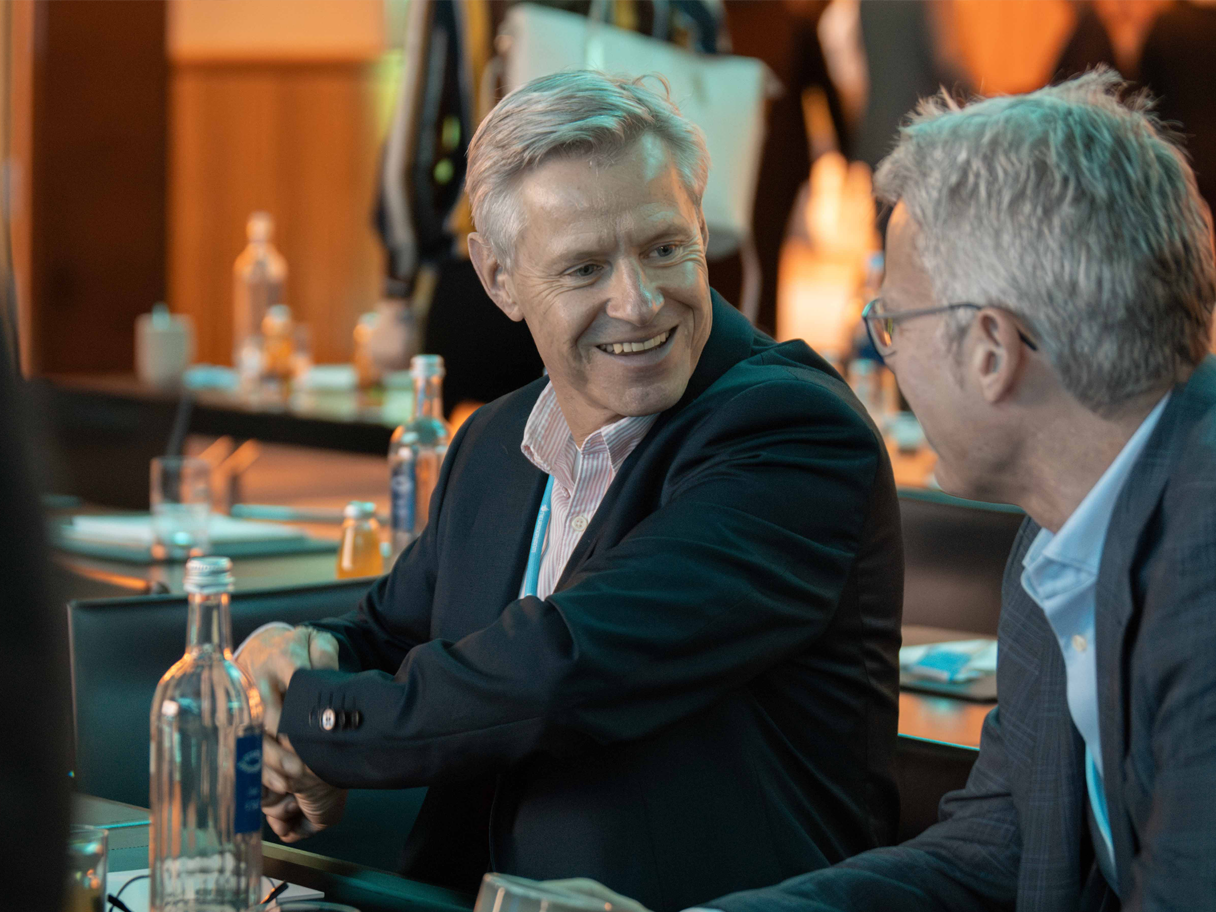 Fotografie, Event, Zwei Männer unterhalten sich