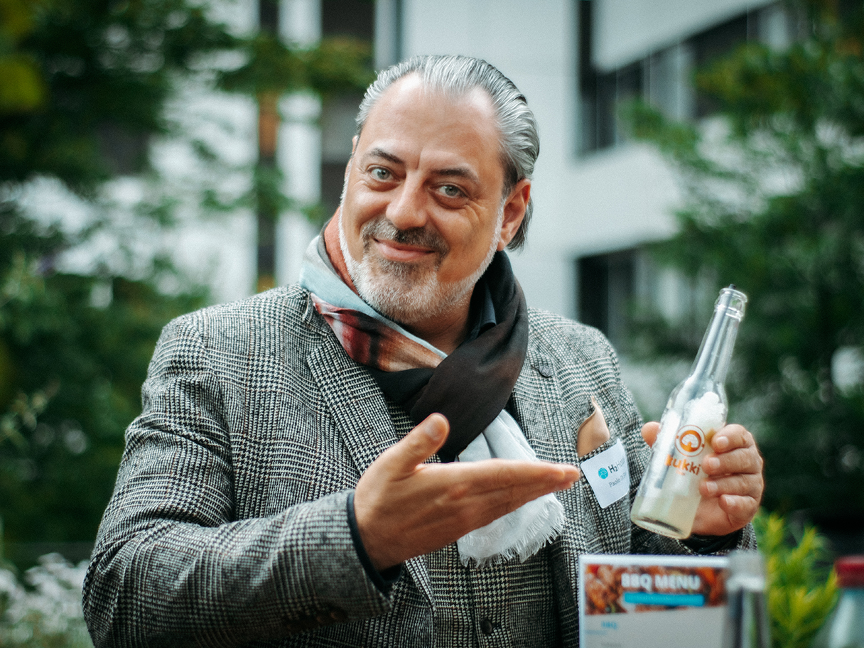 Fotografie, Event, Zwei Männer grüßen mit Peace in die Kamera